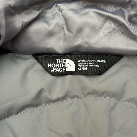 North Face NF0A2TDS Aconcagua 550 Goose Down Vest Women’s Medium Gray
B - Picture 15 of 15